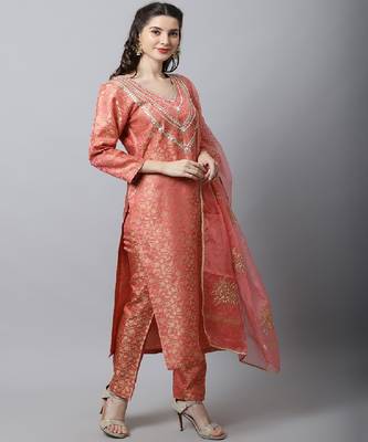 Maharani Pink Embroidered Kurti With Straight Pants And Organza Dupatta 3