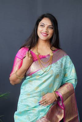 Light blue woven kanchipuram silk blend saree with blouse 4