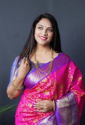 Pink woven kanchipuram silk blend saree with blouse 4