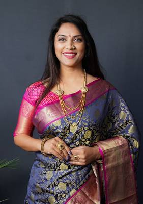 Navy blue woven kanchipuram silk blend saree with blouse 4
