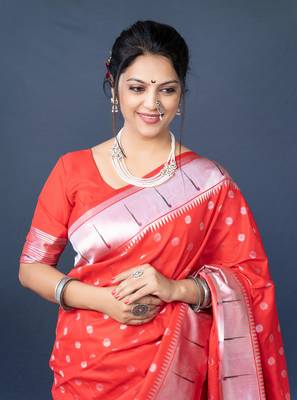 Red Woven silk blend Saree With Blouse 4