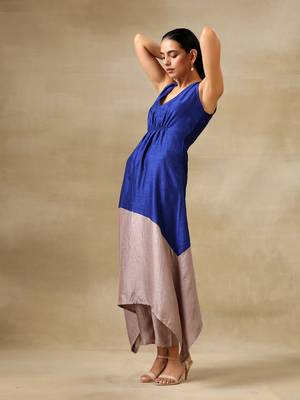 Blue and Grey Textured Silk Sleeveless Round Hemline Kurta Pant Set 3