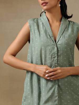 Light Green Bandhani Printed Silk Sleevesless Jacket Pant Set 5