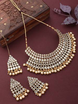 Styylo Fashion Kundan Stone Gold Plated Traditional Brass Bridal Jewellery Set with Maangtika earring 1