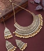 Styylo Fashion Kundan Stone Gold Plated Traditional Brass Bridal Jewellery Set with Maangtika earring