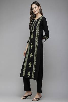 Hand Embroidered Black & Green Cotton Lucknowi Chikan Women Kurta 3