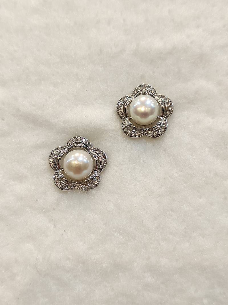Grey pearl earrings