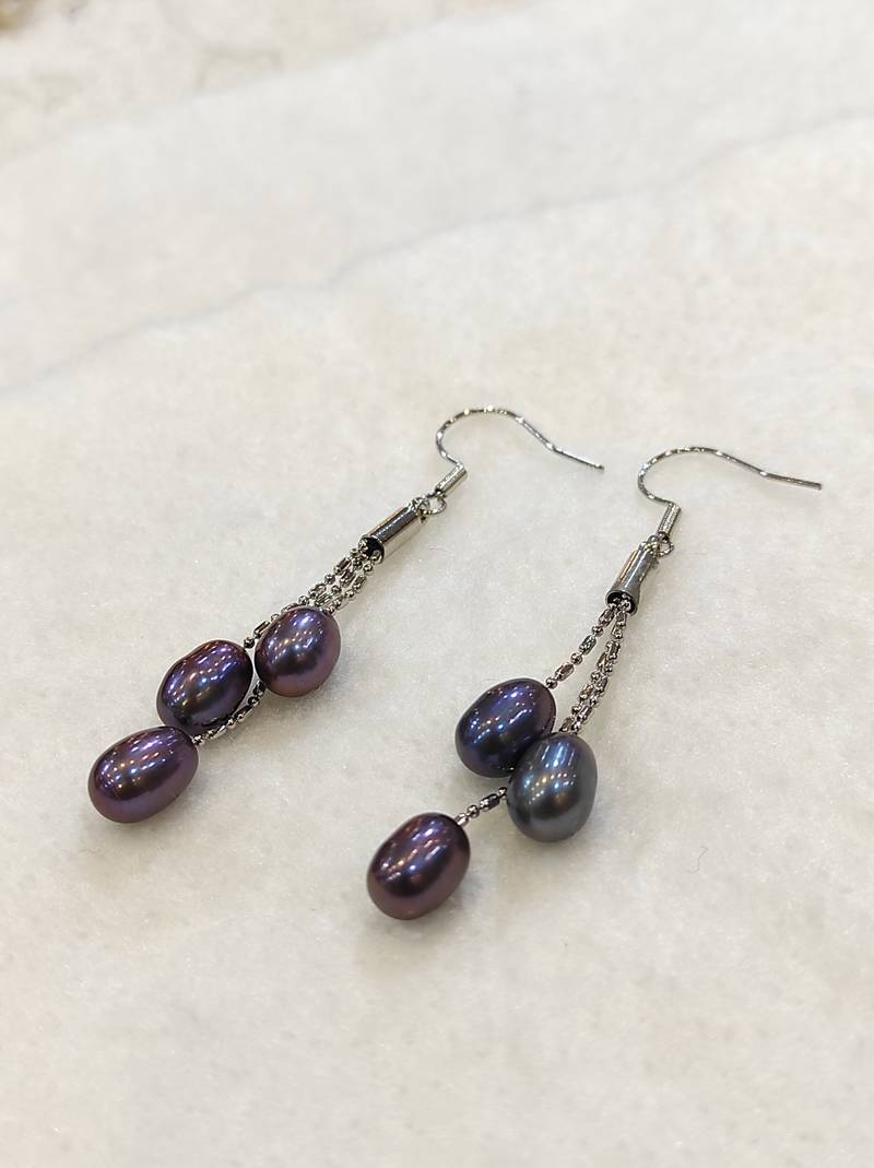 Grey pearl earrings