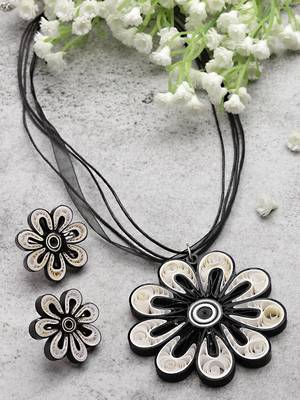 Black Paper Kundan Floral Design Necklace Set with Yellow Gold Plating 2