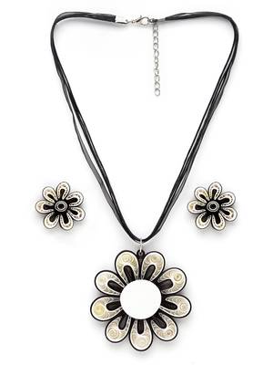 Black Paper Kundan Floral Design Necklace Set with Yellow Gold Plating 3