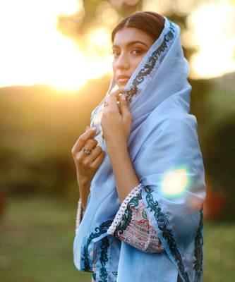 Reshan ari embroidered dupatta. 4