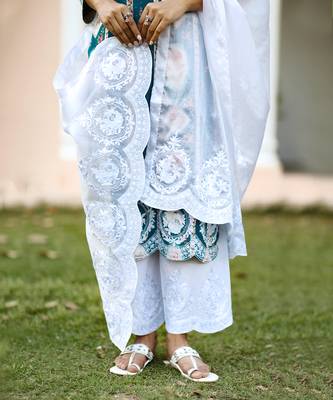 Reshan ari embroidered dupatta. 4
