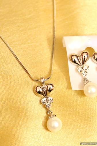 Silver Elegant Pearl Pendant Set