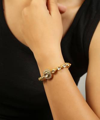 Gold toned kundan inspired bracelet with pearls 3