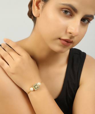 Handcrafted Kundan studded bracelet with pearls 2