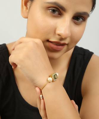 Handcrafted Kundan studded bracelet with pearls 3