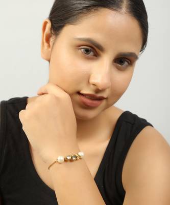 Gold toned kundan inspired bracelet with pearls 2