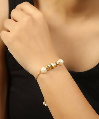 Gold toned kundan inspired bracelet with pearls 3