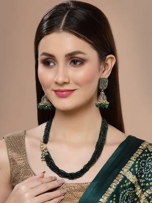 Green pearl necklaces 1