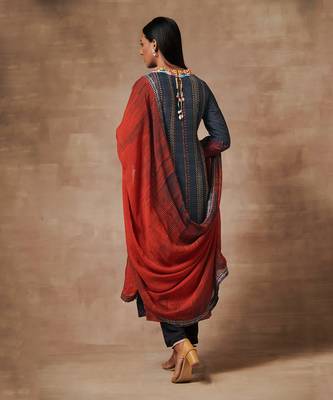 Shanao Black Red Kurta Set with Dupatta 5
