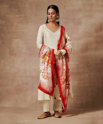 Shanao Off-White Kurta Set with Dupatta 2