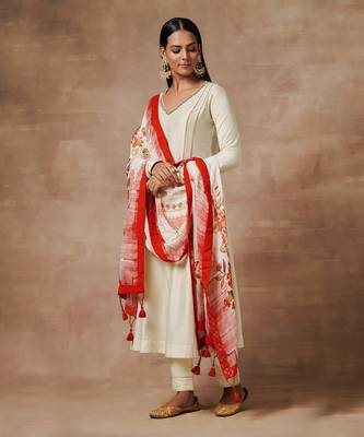 Shanao Off-White Kurta Set with Dupatta 3