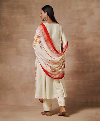 Shanao Off-White Kurta Set with Dupatta 5