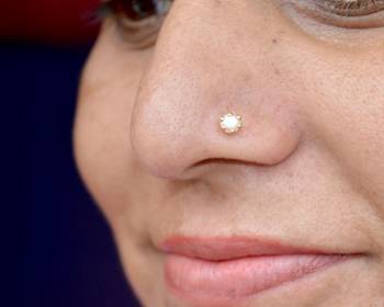 Gold pearl nose-ring 1