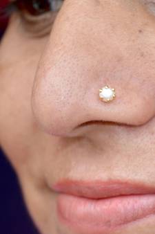 Gold pearl nose-ring