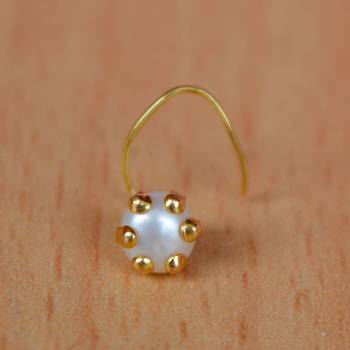 Gold pearl nose-ring 1