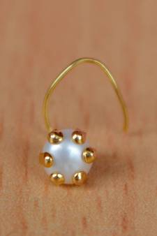 Gold pearl nose-ring