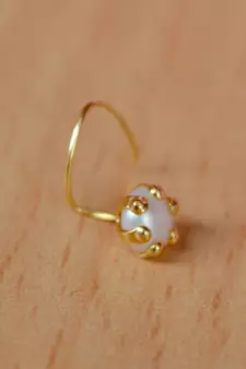 Gold pearl nose-ring