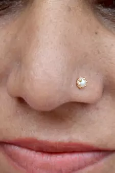 Gold pearl nose-ring
