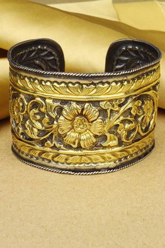 Sangeeta Boochra X Payal Singhal  Leyla Silver Bangle
