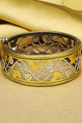 Sangeeta Boochra X Payal Singhal  Anya Silver Openable Bangle