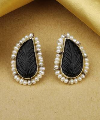 Sangeeta Boochra X Payal Singhal  Mehek Silver Earring with Pearls 1
