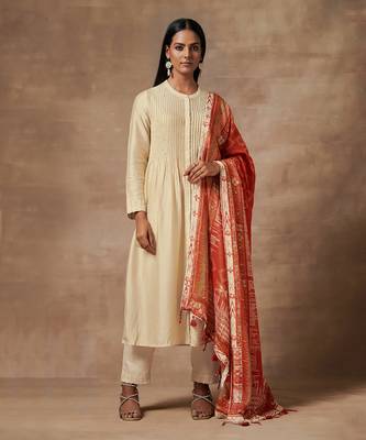 Shanao Off-White Kurta Set with Dupatta 1