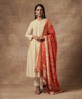 Shanao Off-White Kurta Set with Dupatta 2
