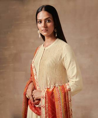 Shanao Off-White Kurta Set with Dupatta 3