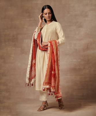 Shanao Off-White Kurta Set with Dupatta 4