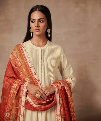 Shanao Off-White Kurta Set with Dupatta 6