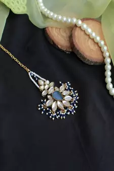 Floral Grace Kundan Mangtika