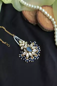 Floral Grace Kundan Mangtika