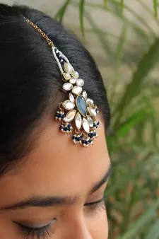 Floral Grace Kundan Mangtika