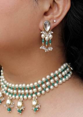 Dainty pearl with green beads earrings 2