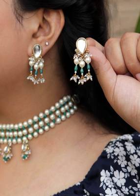 Dainty pearl with green beads earrings 3