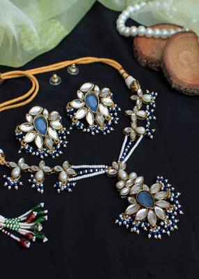 Floral Grace Kundan Stud Earrings 4