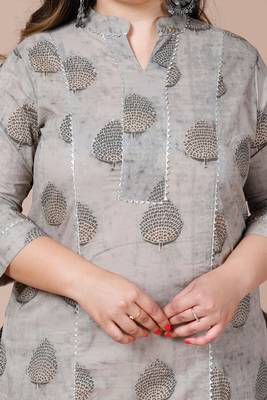  Women Plus Size Beige Floral Printed Cotton Kurta with Palazzos 4