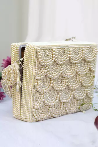 Avnitha Clutch