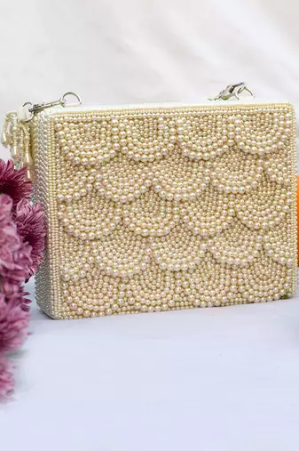 Avnitha Clutch